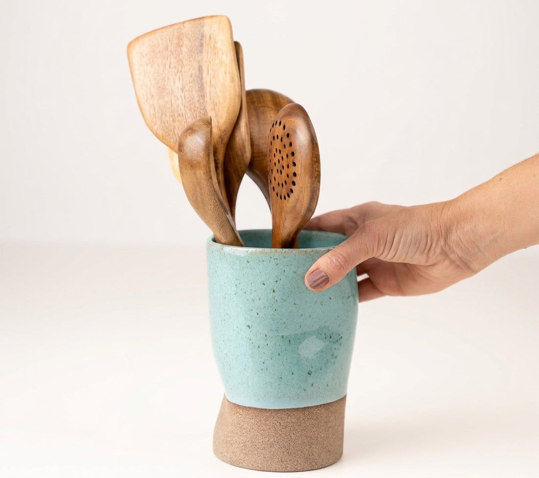 Porta utensílios orgânico em cerâmica artesanal — argila Cappuccino, esmalte Jujuba