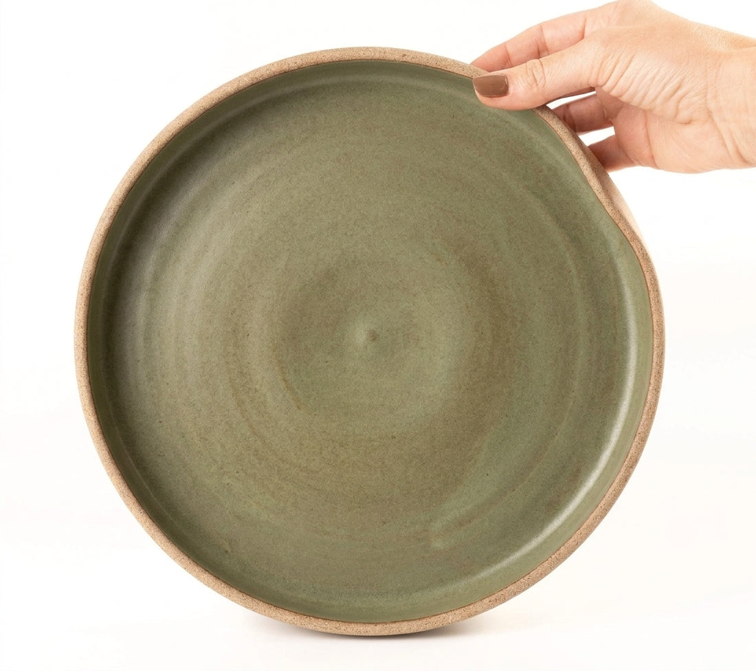 Prato fundo borda reta amassadinha em cerâmica artesanal — tamanho 28CM x 4CM, argila Cappuccino, esmalte Verde Pompeia