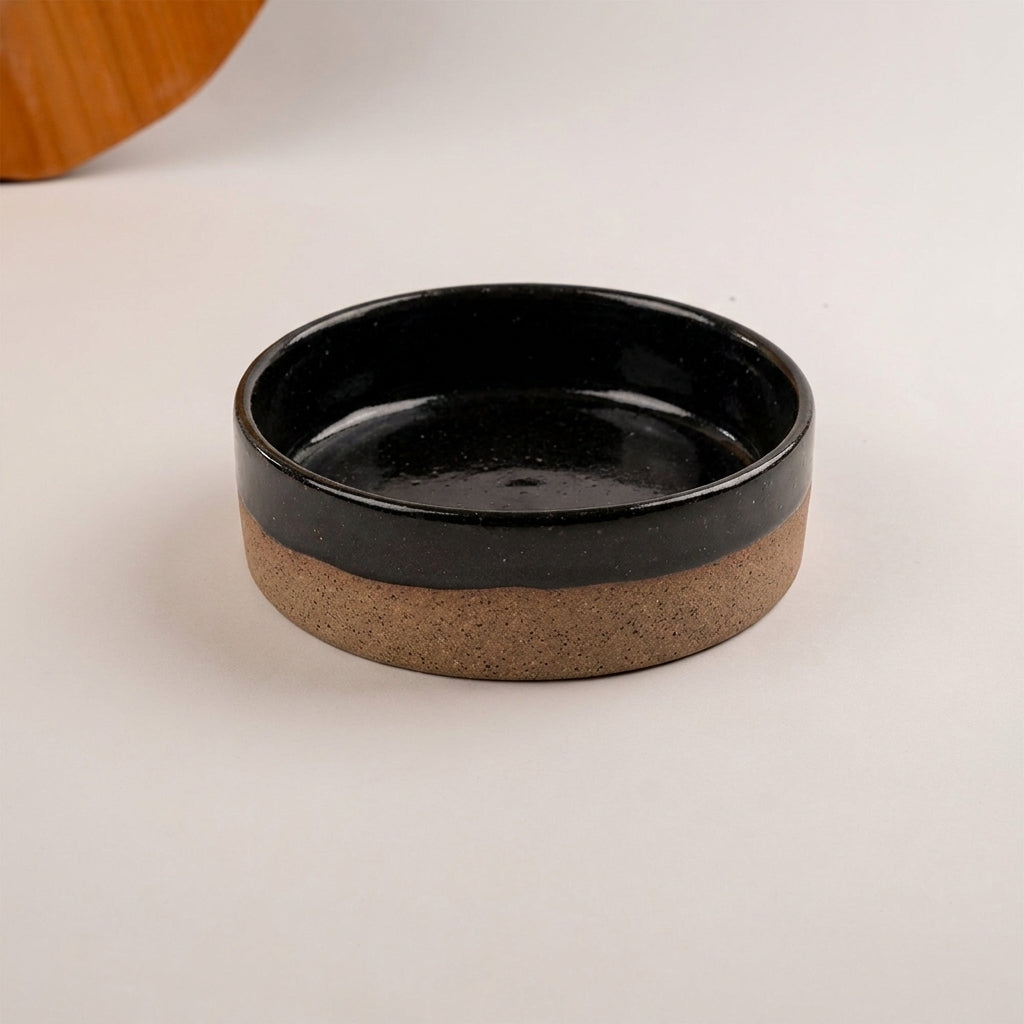 Travessa Redonda Borda Reta (esmalte fora até o meio) em cerâmica artesanal — tamanho 20CM Ø x 6CM A, argila Flocos, esmalte Preto Ébano