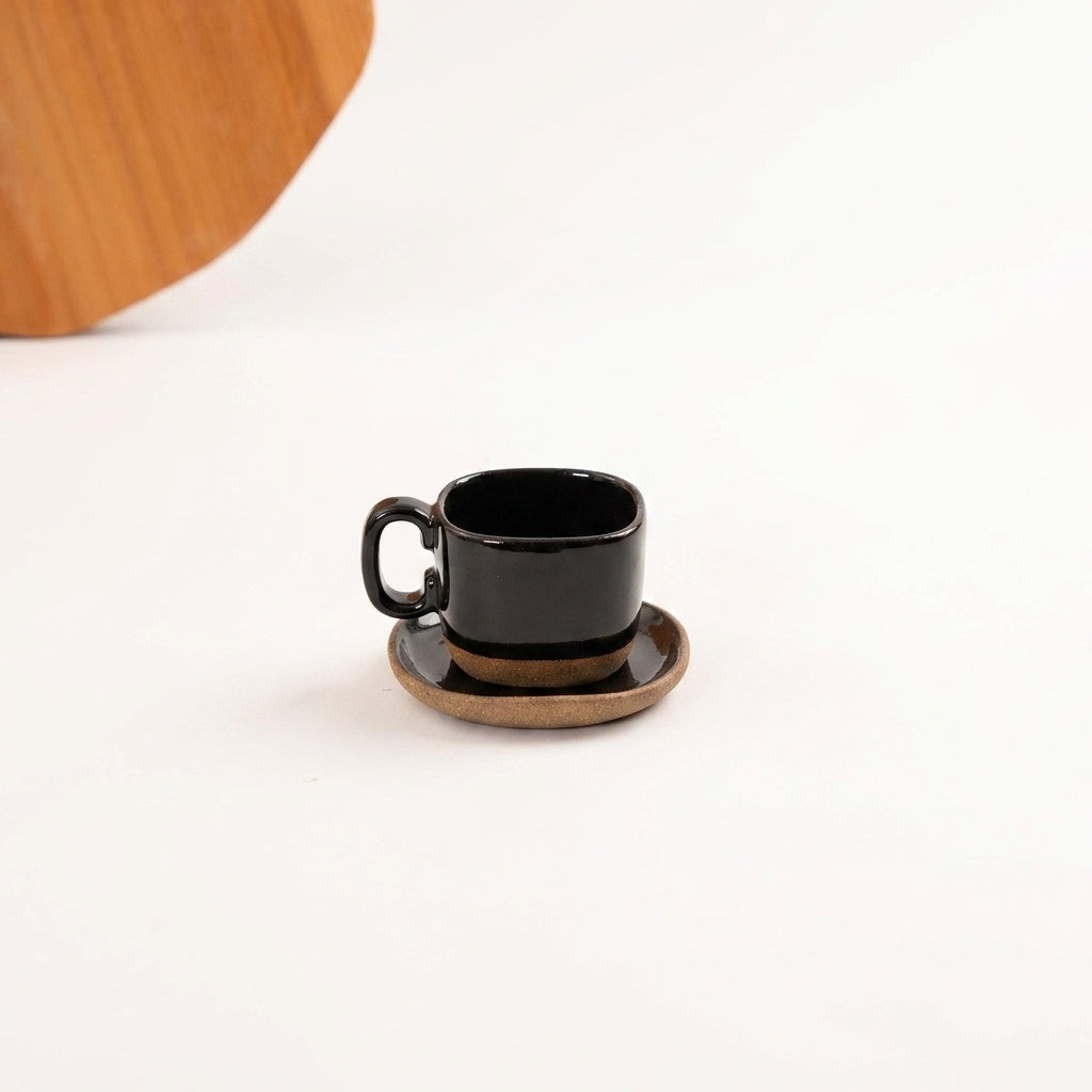 Xícara Quadrada em cerâmica artesanal — tamanho 100ML, argila Cappuccino, esmalte Preto Ébano