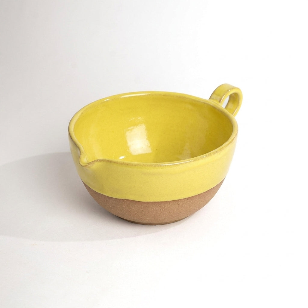 Bowl grande para bolo em cerâmica artesanal — argila Cappuccino, esmalte Amarelo Intenso