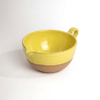 Bowl grande para bolo em cerâmica artesanal — argila Cappuccino, esmalte Amarelo Intenso