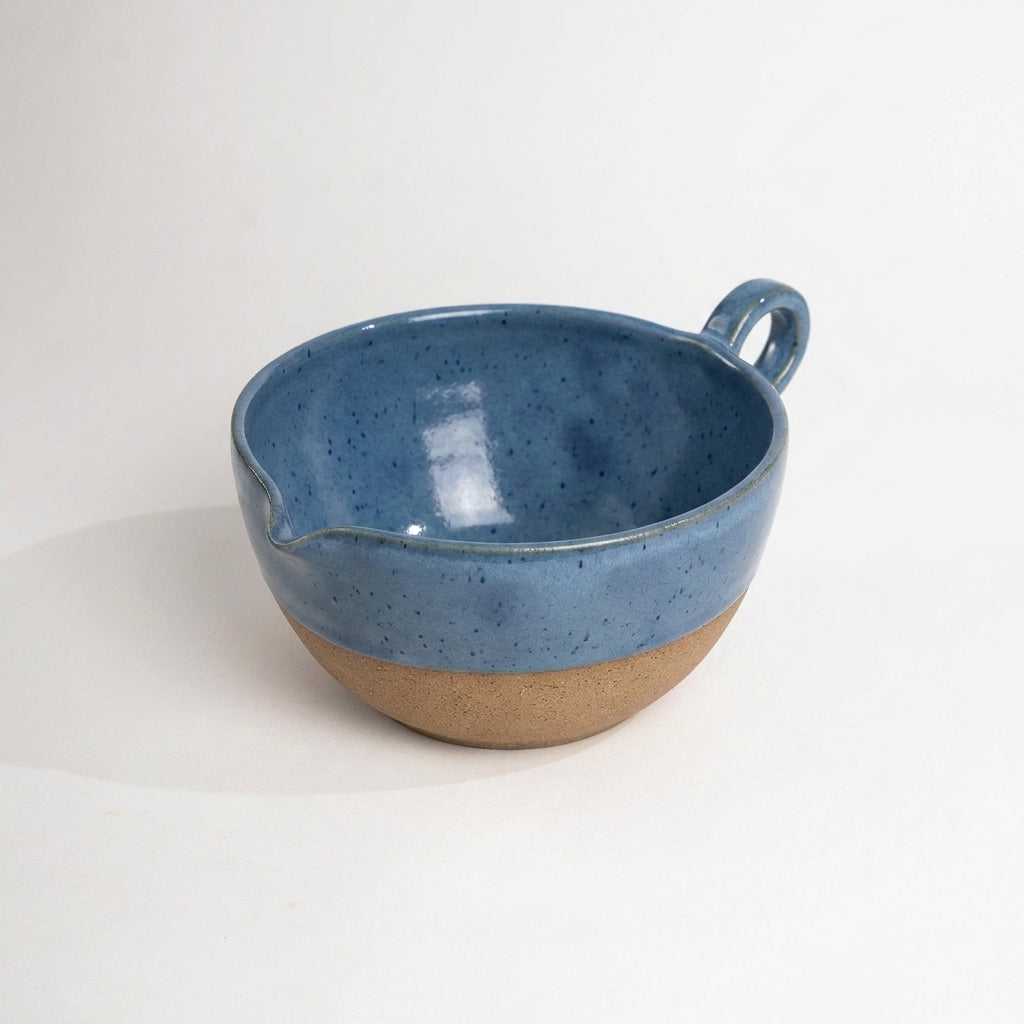 Bowl grande para bolo em cerâmica artesanal — argila Cappuccino, esmalte Azul Safira