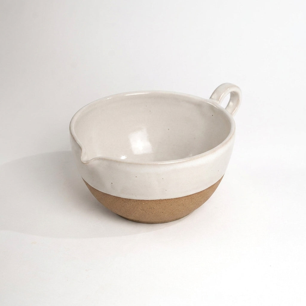 Bowl grande para bolo em cerâmica artesanal — argila Cappuccino, esmalte Branco AMME