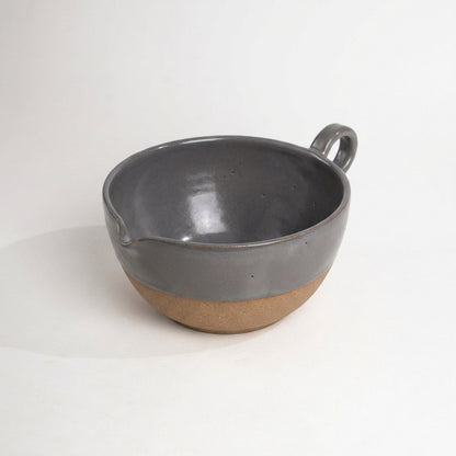 Bowl grande para bolo em cerâmica artesanal — argila Cappuccino, esmalte Grafite