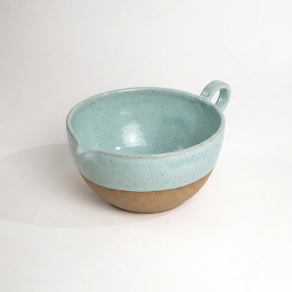 Bowl grande para bolo em cerâmica artesanal — argila Cappuccino, esmalte Jujuba