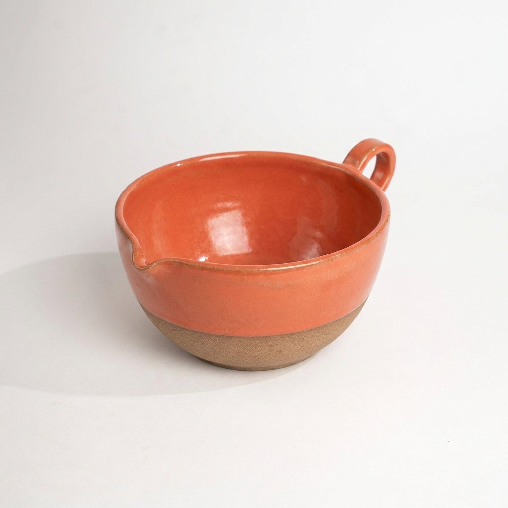 Bowl grande para bolo em cerâmica artesanal — argila Cappuccino, esmalte Laranja Intenso