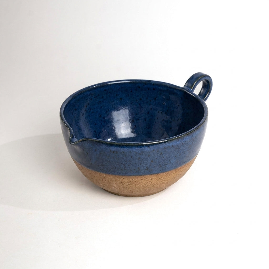 Bowl grande para bolo em cerâmica artesanal — argila Cappuccino, esmalte Lazuli