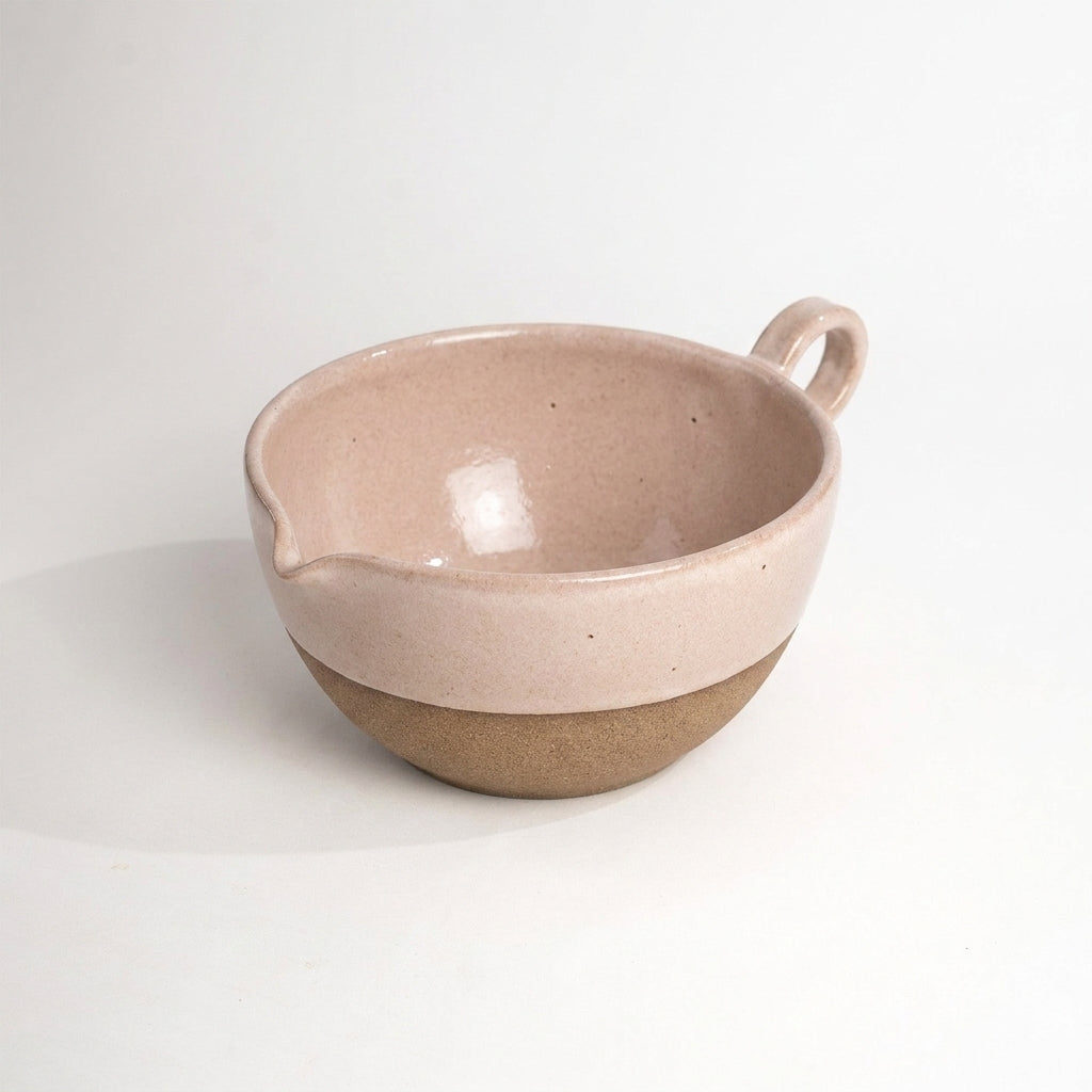 Bowl grande para bolo em cerâmica artesanal — argila Cappuccino, esmalte Nude