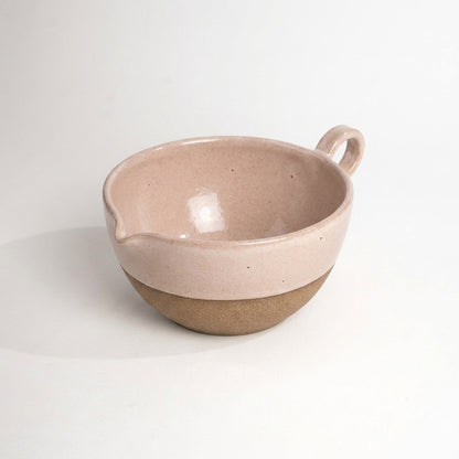 Bowl grande para bolo em cerâmica artesanal — argila Cappuccino, esmalte Nude
