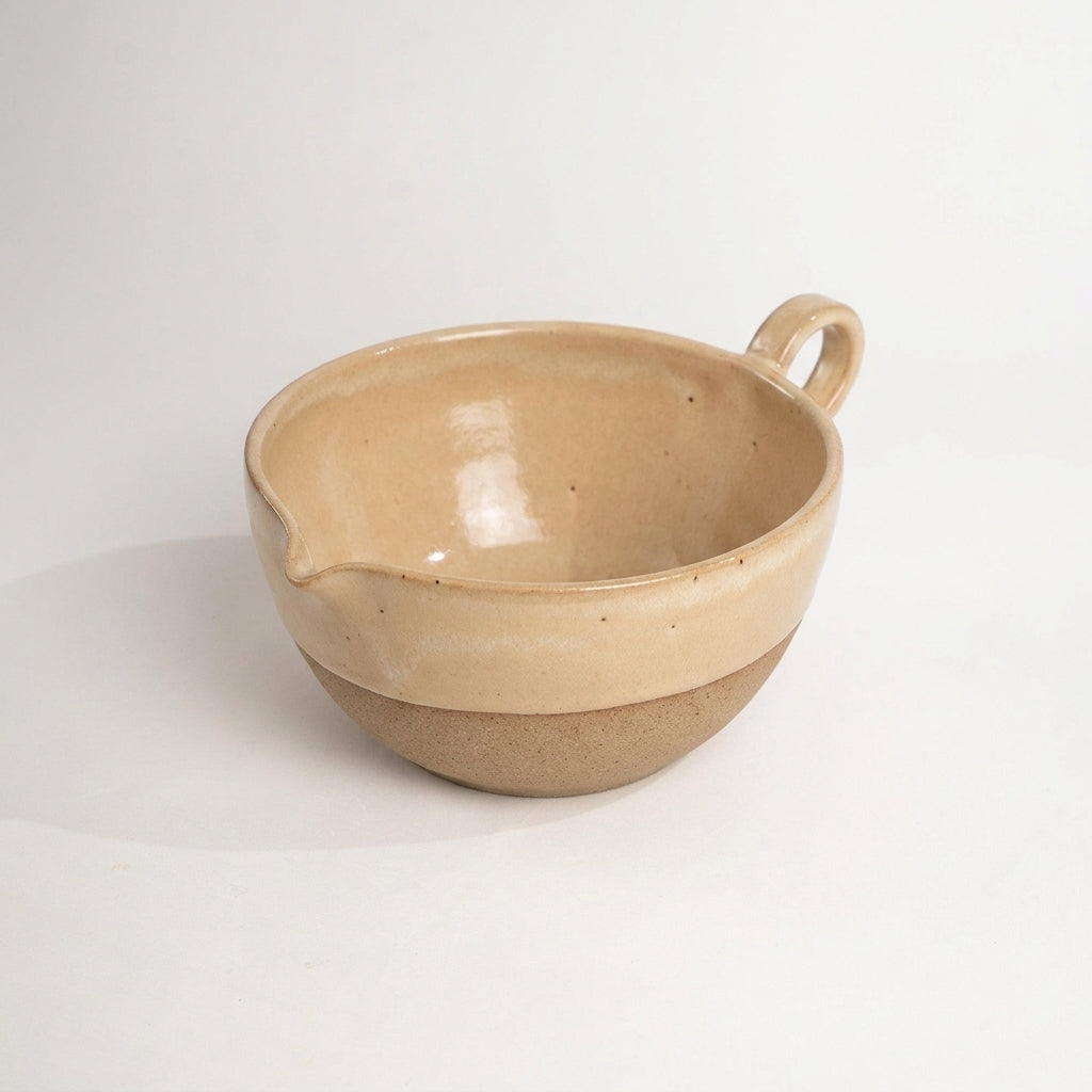Bowl grande para bolo em cerâmica artesanal — argila Cappuccino, esmalte Pedra Sabão
