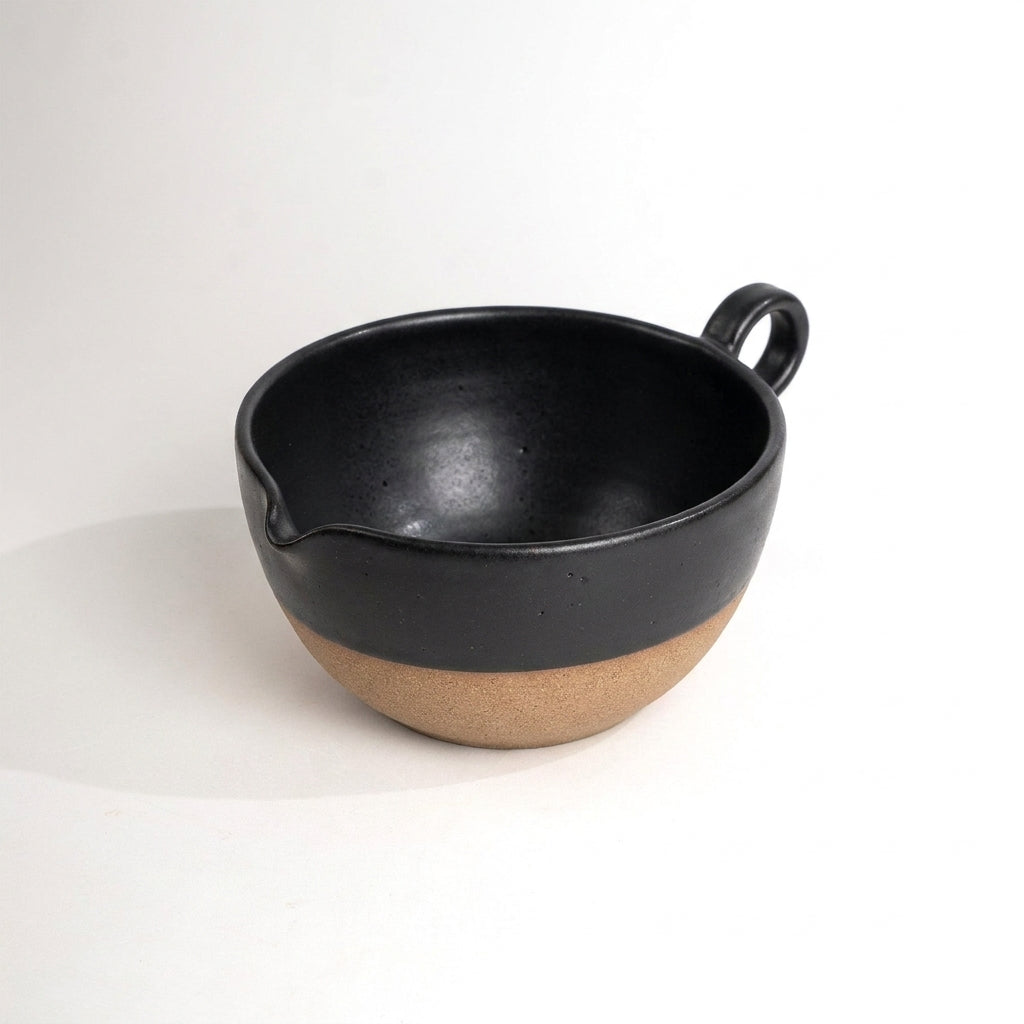 Bowl grande para bolo em cerâmica artesanal — argila Cappuccino, esmalte Preto Acetinado