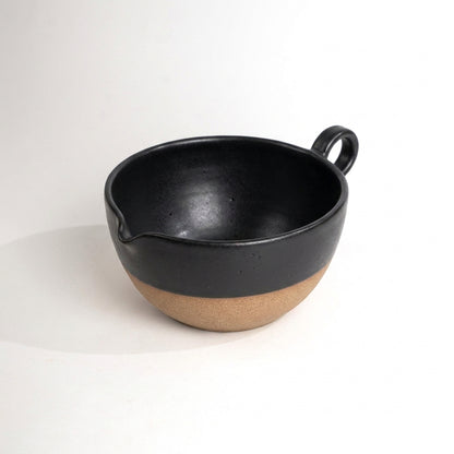 Bowl grande para bolo em cerâmica artesanal — argila Cappuccino, esmalte Preto Acetinado