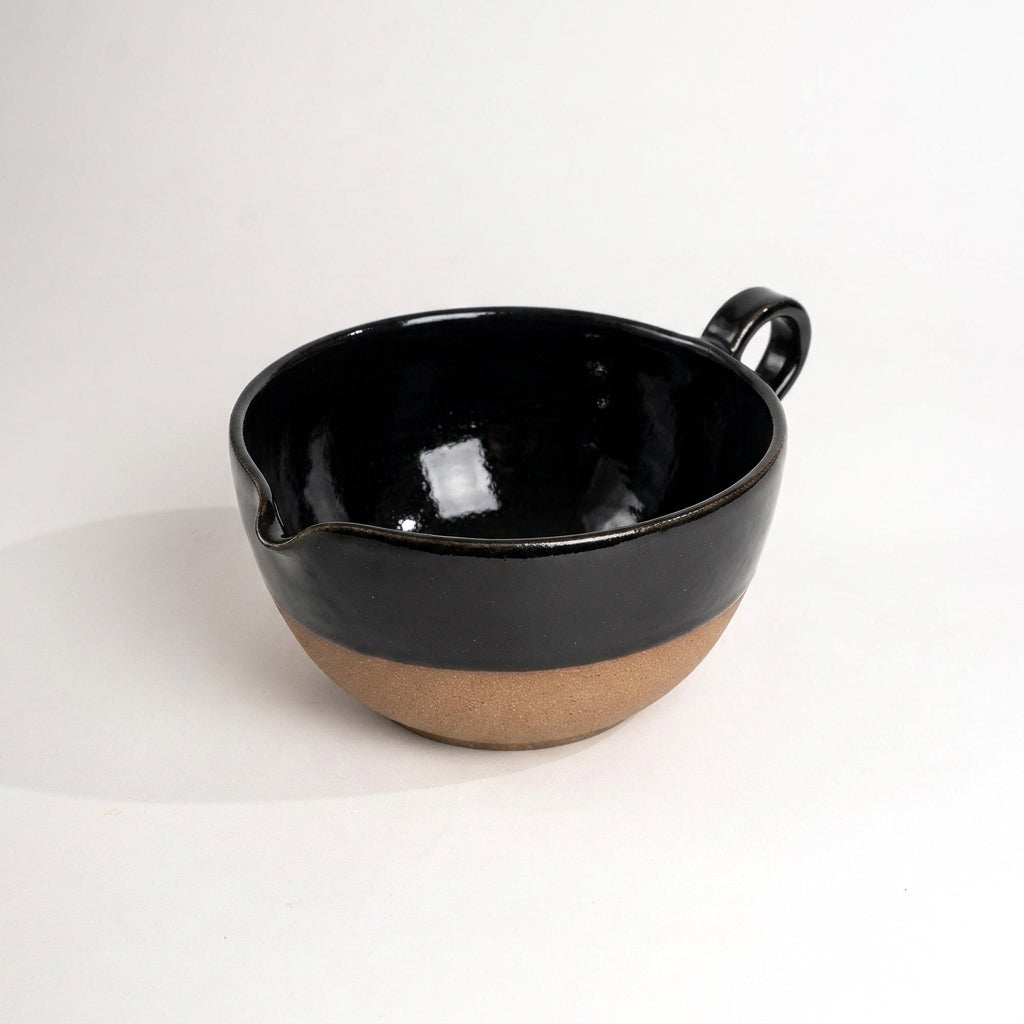 Bowl grande para bolo em cerâmica artesanal — argila Cappuccino, esmalte Preto Ébano