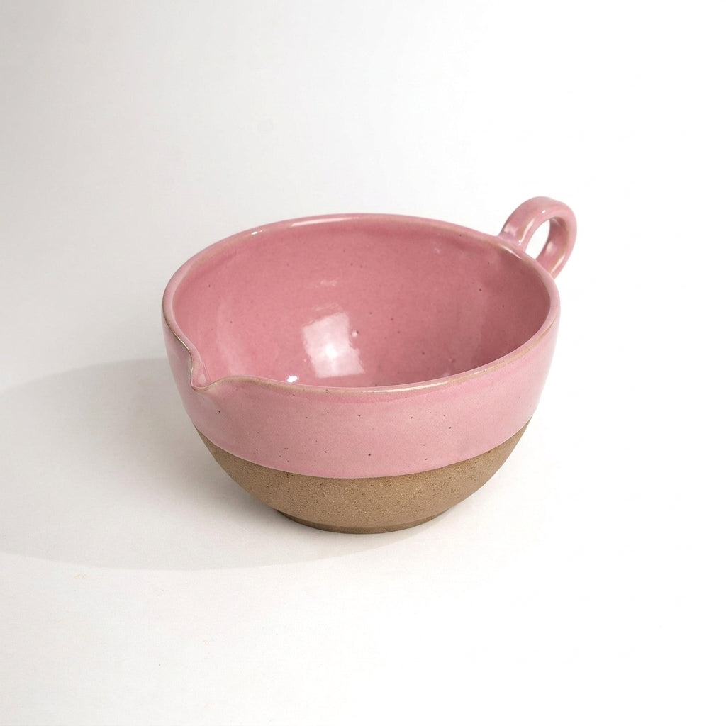 Bowl grande para bolo em cerâmica artesanal — argila Cappuccino, esmalte Rosa Barbie