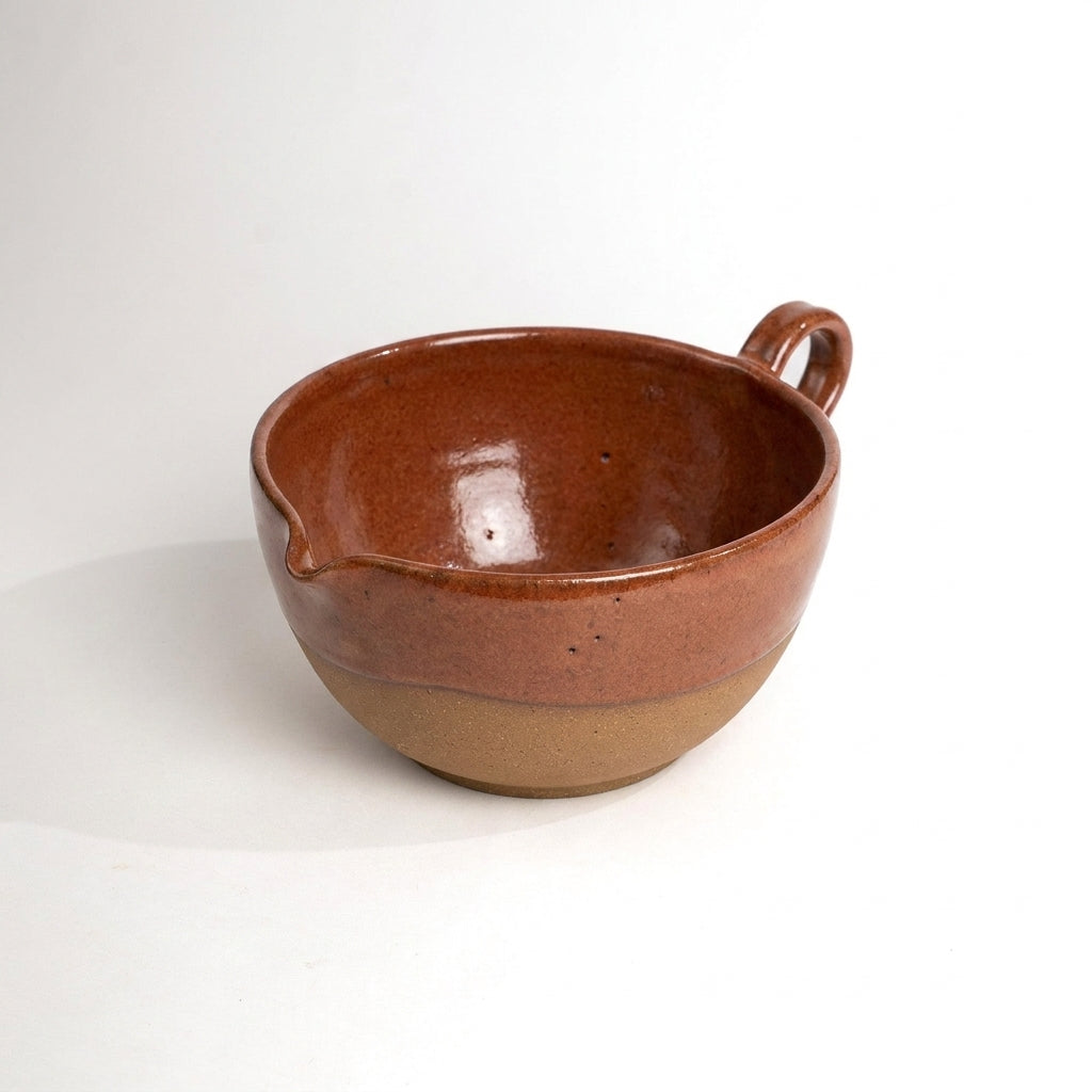 Bowl grande para bolo em cerâmica artesanal — argila Cappuccino, esmalte Sol de Terracota