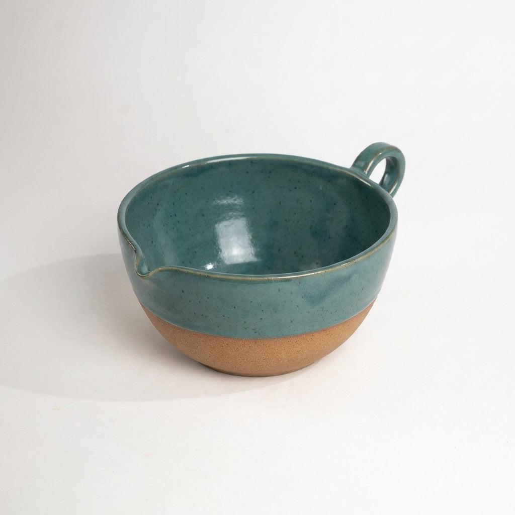 Bowl grande para bolo em cerâmica artesanal — argila Cappuccino, esmalte Verde Exército