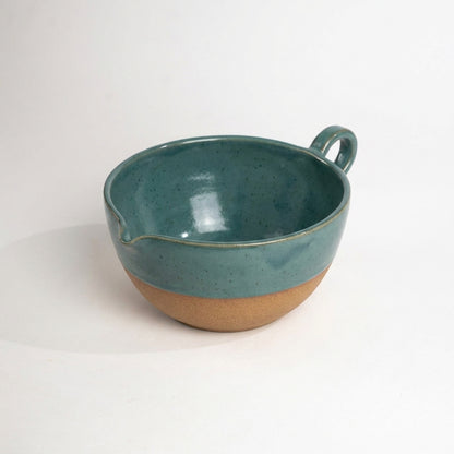 Bowl grande para bolo em cerâmica artesanal — argila Cappuccino, esmalte Verde Exército
