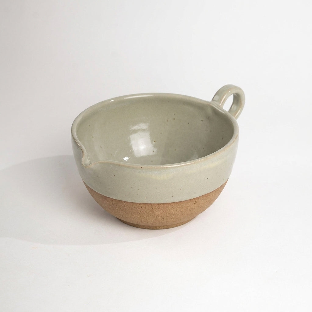 Bowl grande para bolo em cerâmica artesanal — argila Cappuccino, esmalte Verde Pompeia