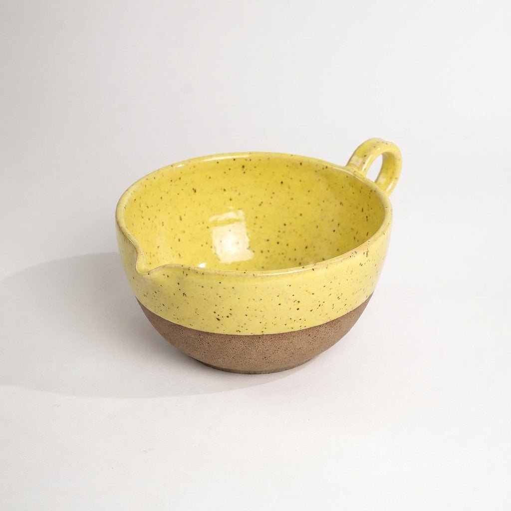 Bowl grande para bolo em cerâmica artesanal — argila Flocos, esmalte Amarelo Intenso