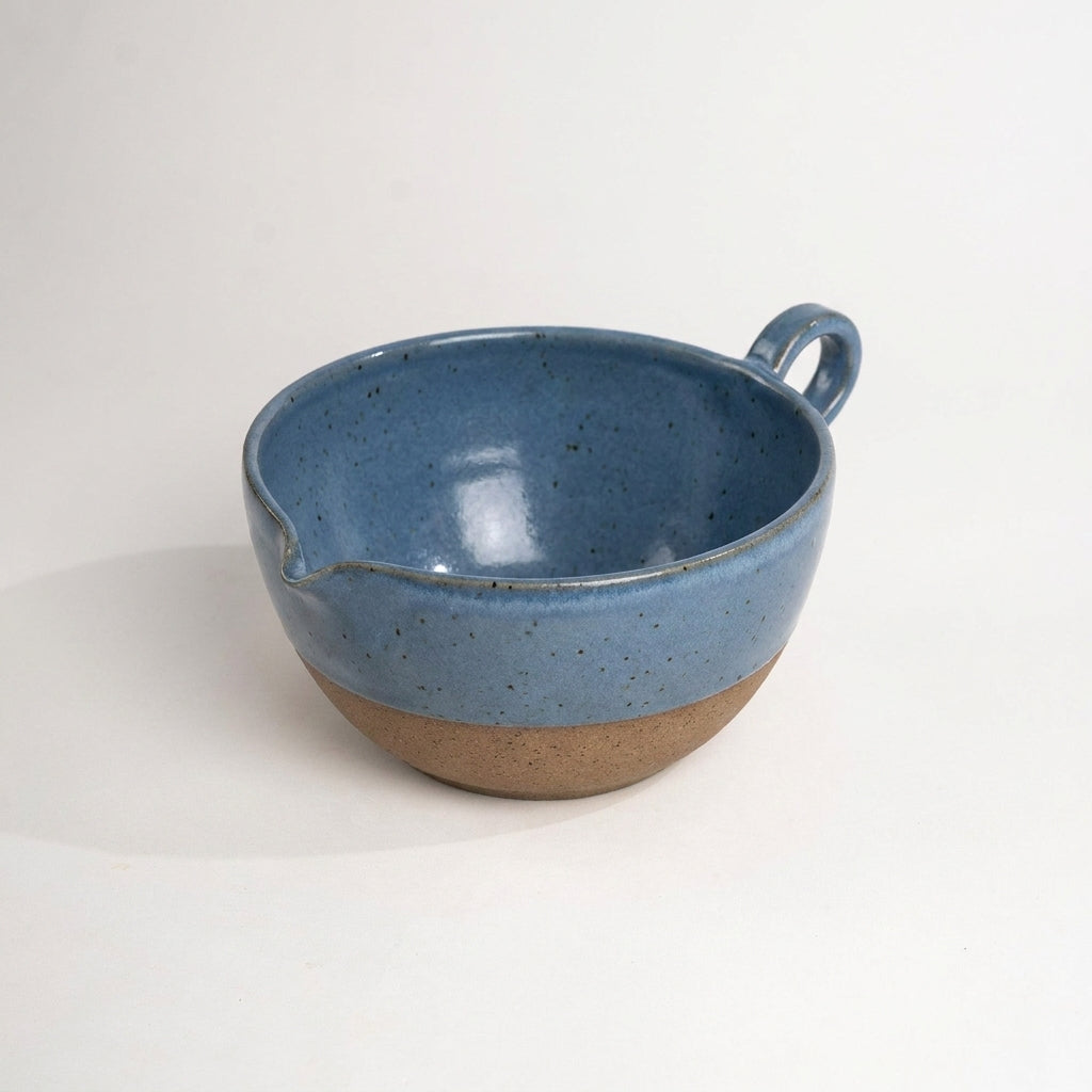 Bowl grande para bolo em cerâmica artesanal — argila Flocos, esmalte Azul Safira