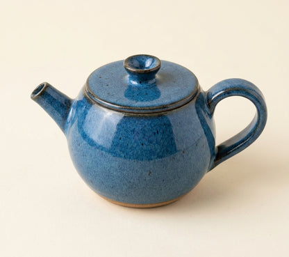 Bule Esfera em cerâmica artesanal — argila Cappuccino, esmalte Azul Safira