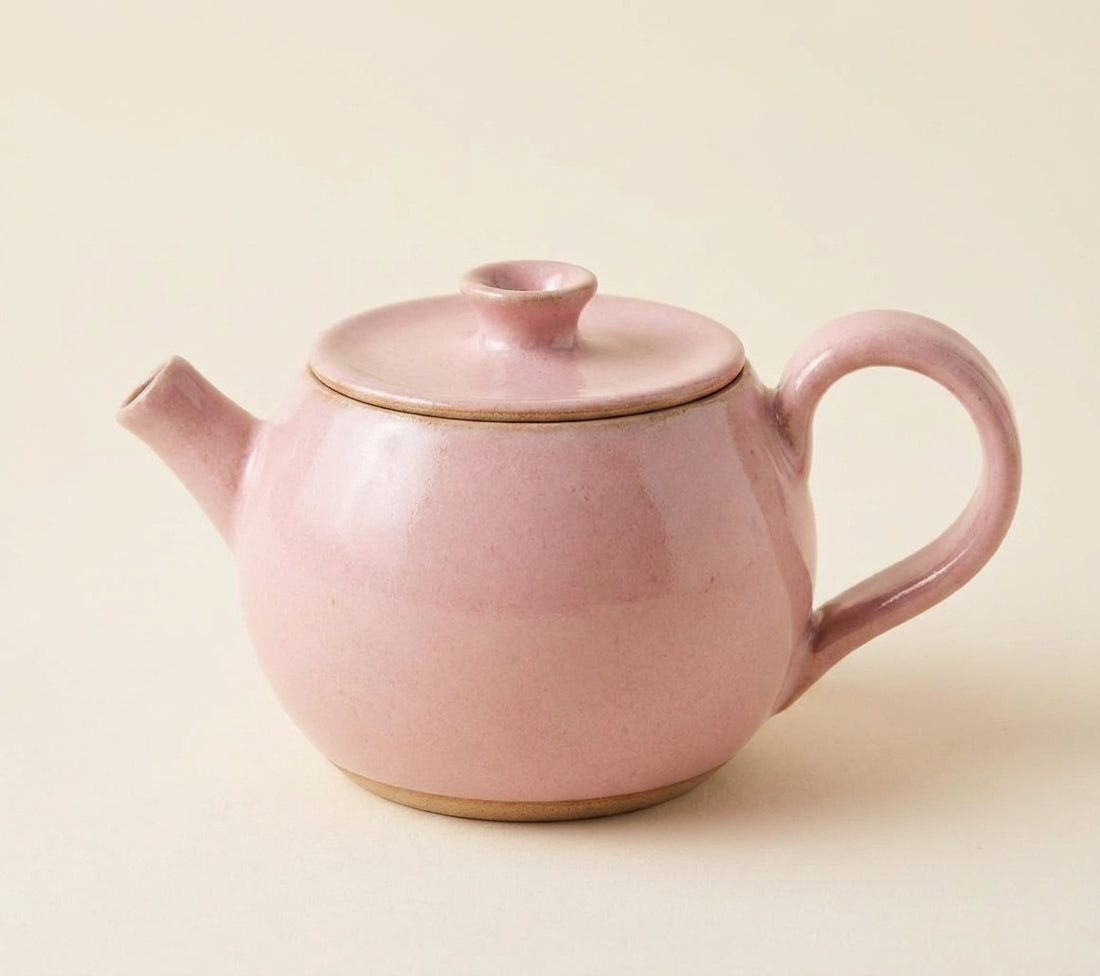 Bule Esfera em cerâmica artesanal — argila Cappuccino, esmalte Rosa Barbie