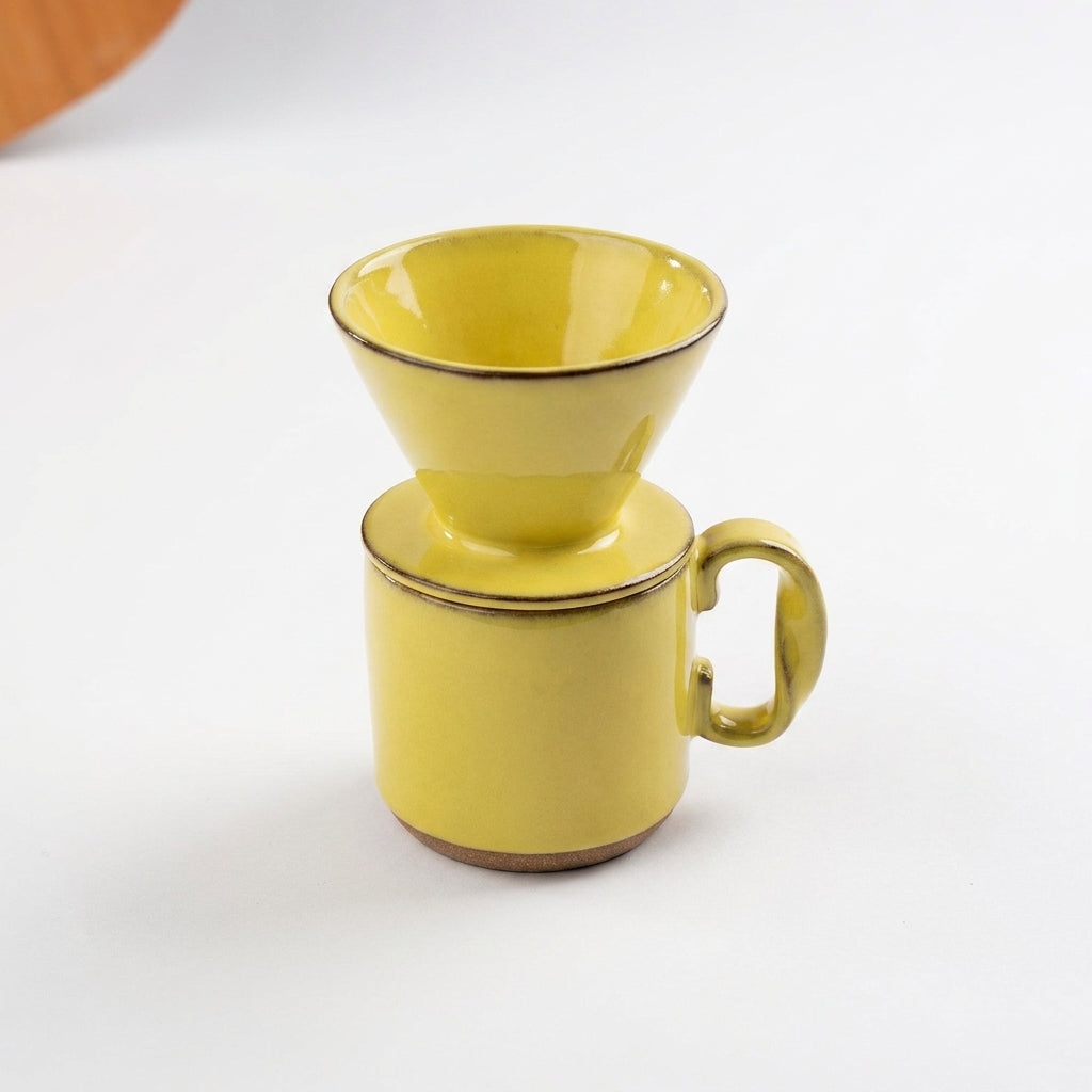 Caneca Alça Torcida com porta filtro em cerâmica artesanal — argila Cappuccino, esmalte Amarelo Intenso