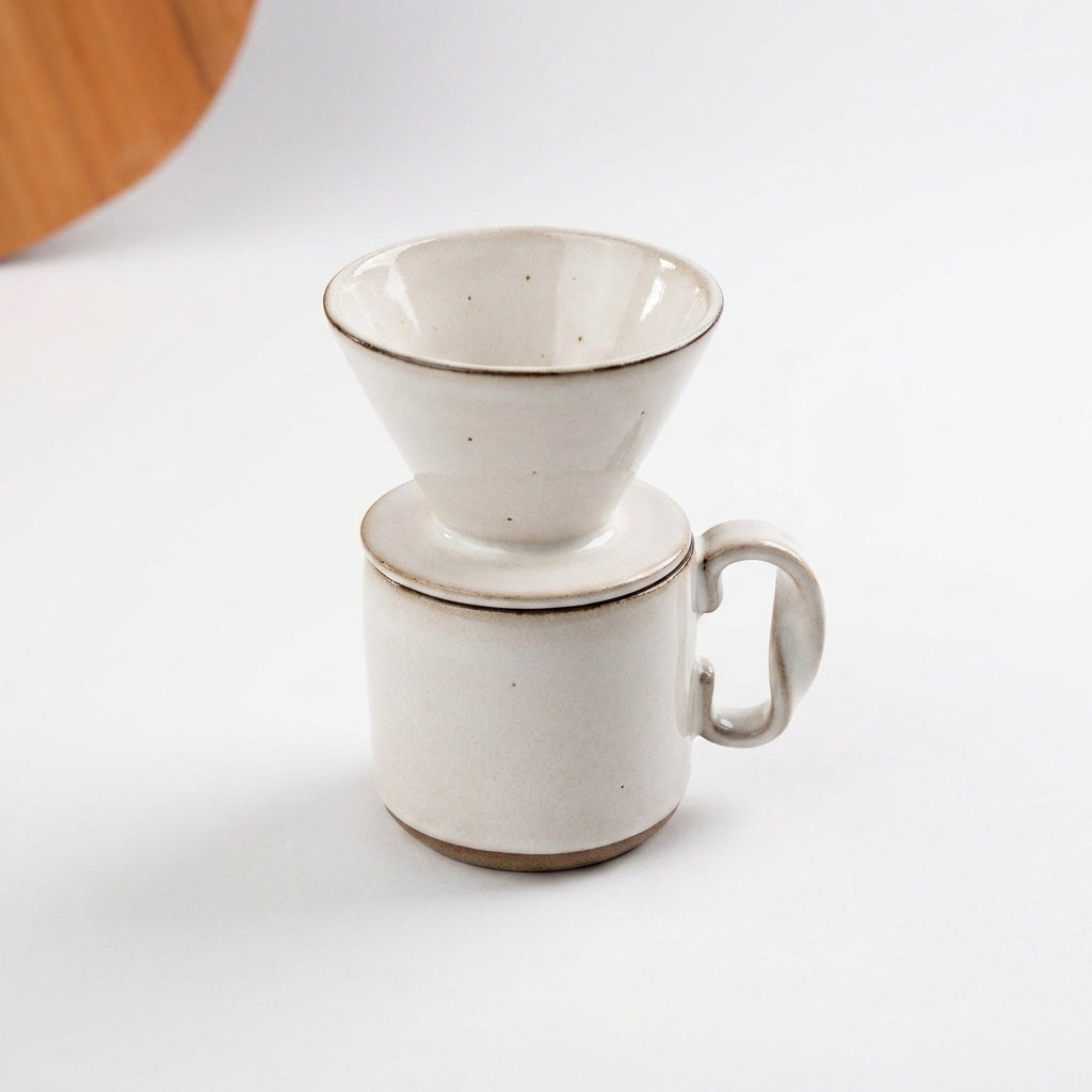 Caneca Alça Torcida com porta filtro em cerâmica artesanal — argila Cappuccino, esmalte Branco AMME