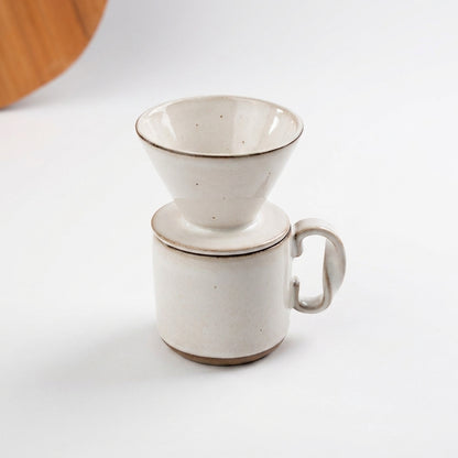 Caneca Alça Torcida com porta filtro em cerâmica artesanal — argila Cappuccino, esmalte Branco AMME