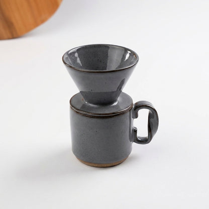 Caneca Alça Torcida com porta filtro em cerâmica artesanal — argila Cappuccino, esmalte Grafite