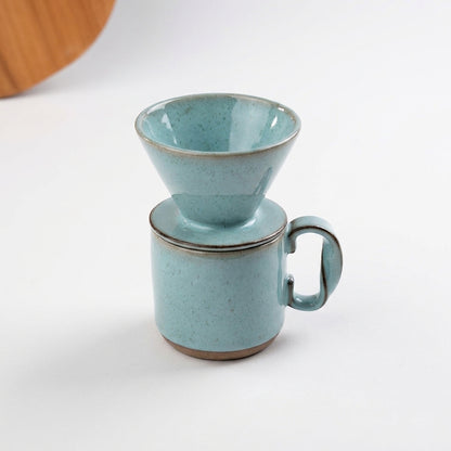 Caneca Alça Torcida com porta filtro em cerâmica artesanal — argila Cappuccino, esmalte Jujuba