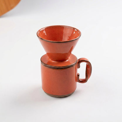Caneca Alça Torcida com porta filtro em cerâmica artesanal — argila Cappuccino, esmalte Laranja Intenso
