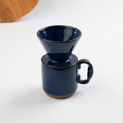 Caneca Alça Torcida com porta filtro em cerâmica artesanal — argila Cappuccino, esmalte Lazuli