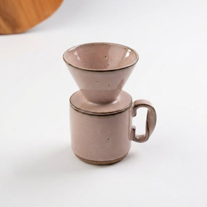 Caneca Alça Torcida com porta filtro em cerâmica artesanal — argila Cappuccino, esmalte Nude