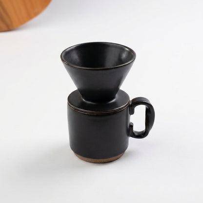 Caneca Alça Torcida com porta filtro em cerâmica artesanal — argila Cappuccino, esmalte Preto Acetinado