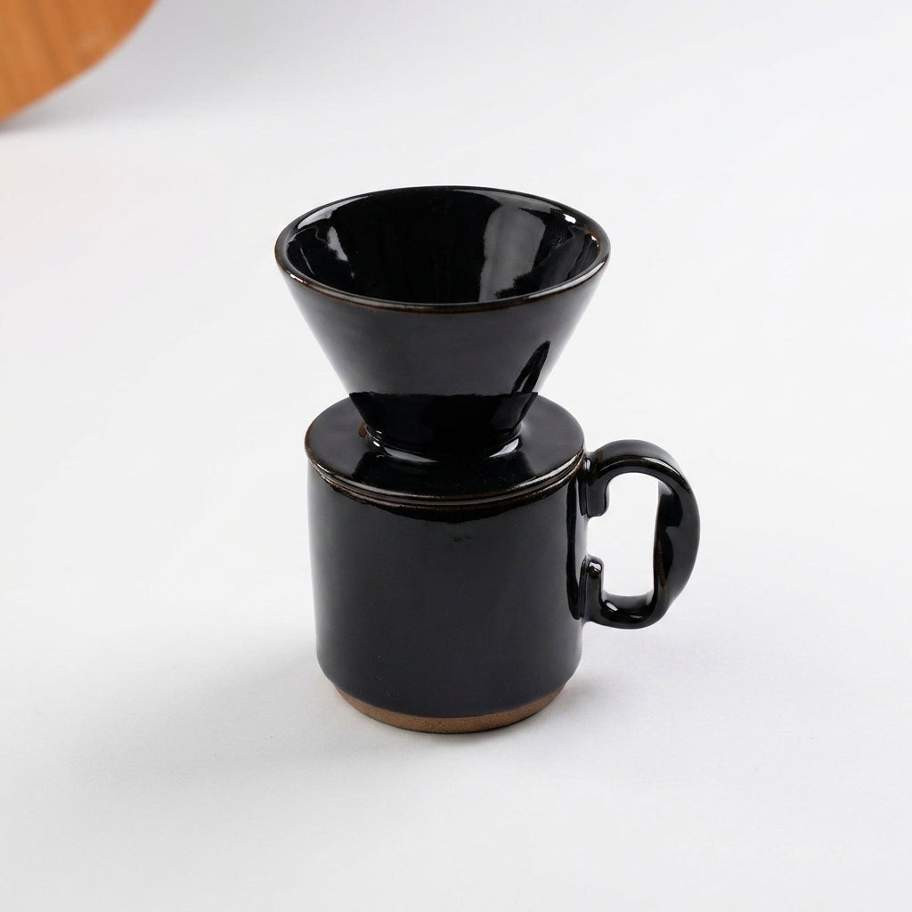Caneca Alça Torcida com porta filtro em cerâmica artesanal — argila Cappuccino, esmalte Preto Ébano