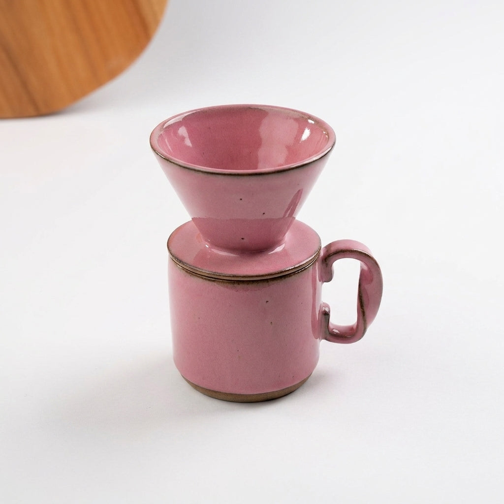 Caneca Alça Torcida com porta filtro em cerâmica artesanal — argila Cappuccino, esmalte Rosa Barbie