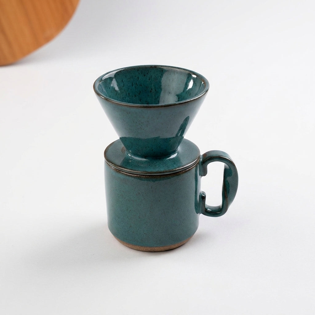 Caneca Alça Torcida com porta filtro em cerâmica artesanal — argila Cappuccino, esmalte Verde Exército