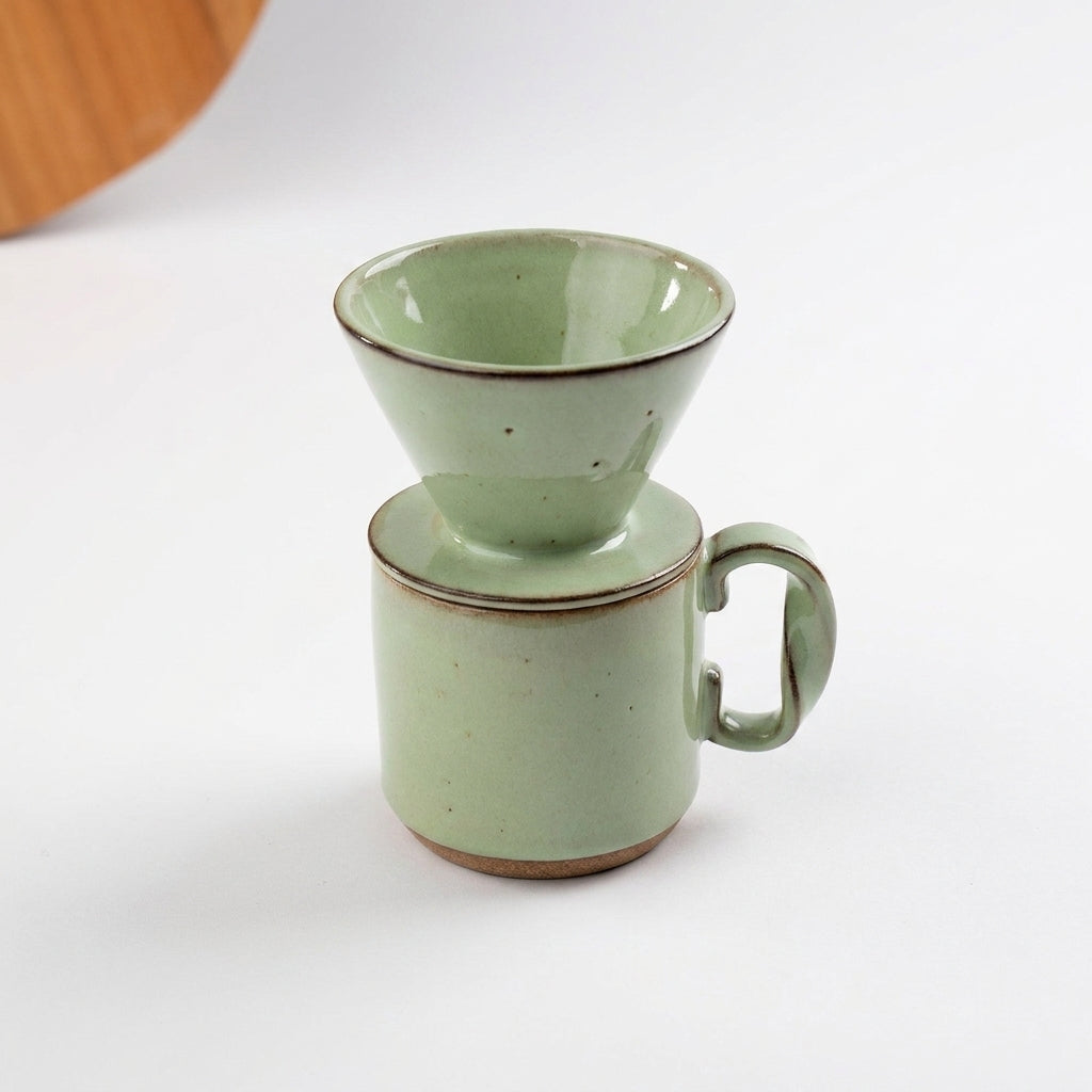 Caneca Alça Torcida com porta filtro em cerâmica artesanal — argila Cappuccino, esmalte Verde Menta