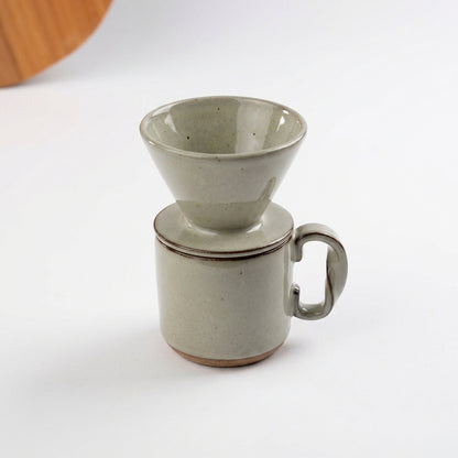 Caneca Alça Torcida com porta filtro em cerâmica artesanal — argila Cappuccino, esmalte Verde Pompeia