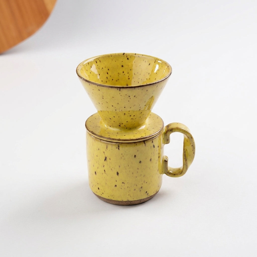 Caneca Alça Torcida com porta filtro em cerâmica artesanal — argila Flocos, esmalte Amarelo Intenso