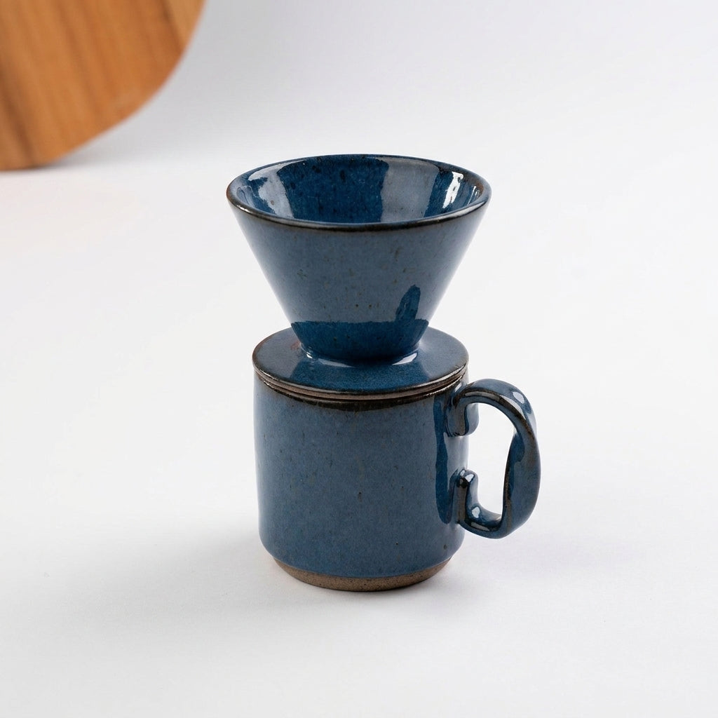 Caneca Alça Torcida com porta filtro em cerâmica artesanal — argila Flocos, esmalte Azul Safira
