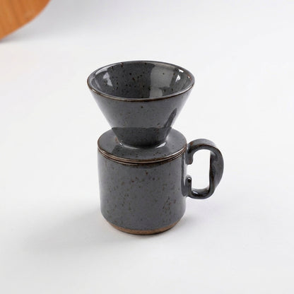 Caneca Alça Torcida com porta filtro em cerâmica artesanal — argila Flocos, esmalte Grafite