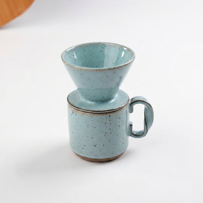 Caneca Alça Torcida com porta filtro em cerâmica artesanal — argila Flocos, esmalte Jujuba