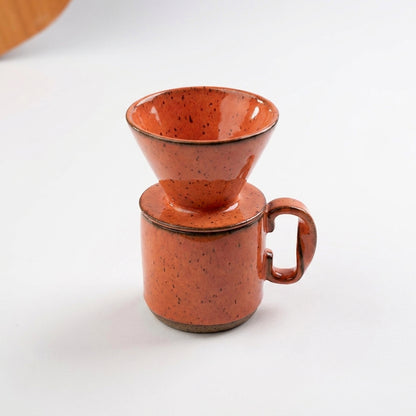 Caneca Alça Torcida com porta filtro em cerâmica artesanal — argila Flocos, esmalte Laranja Intenso