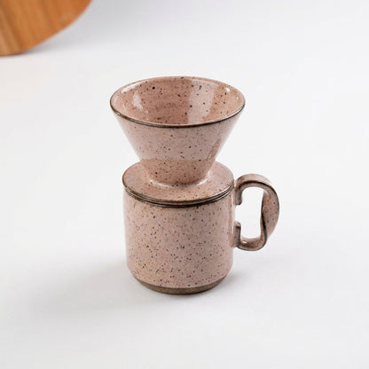 Caneca Alça Torcida com porta filtro em cerâmica artesanal — argila Flocos, esmalte Nude