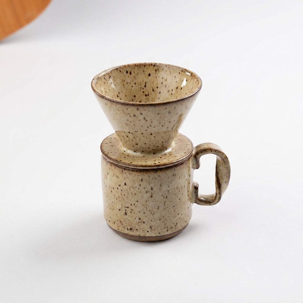 Caneca Alça Torcida com porta filtro em cerâmica artesanal — argila Flocos, esmalte Pedra Sabão
