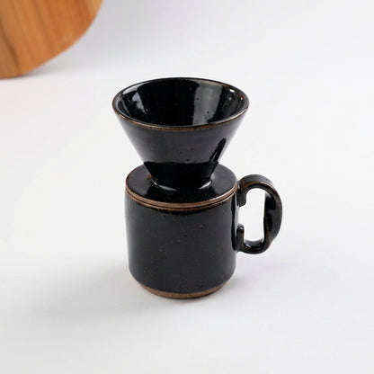 Caneca Alça Torcida com porta filtro em cerâmica artesanal — argila Flocos, esmalte Preto Ébano
