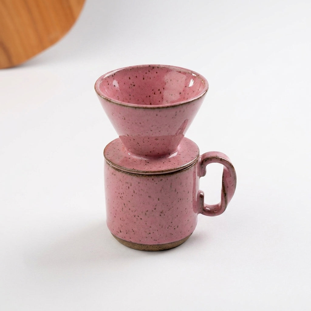 Caneca Alça Torcida com porta filtro em cerâmica artesanal — argila Flocos, esmalte Rosa Barbie